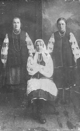 Мама Надя (зліва)